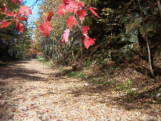 400 Trail passing between rock walls